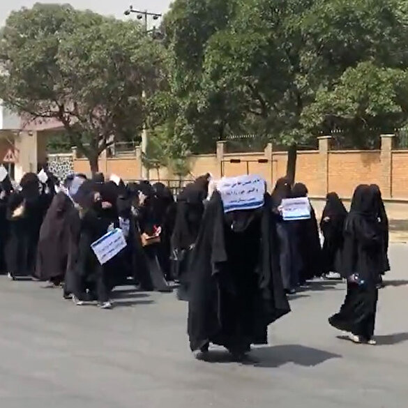 Afganistan'da kız öğrenciler Taliban'a destek yürüyüşü düzenledi