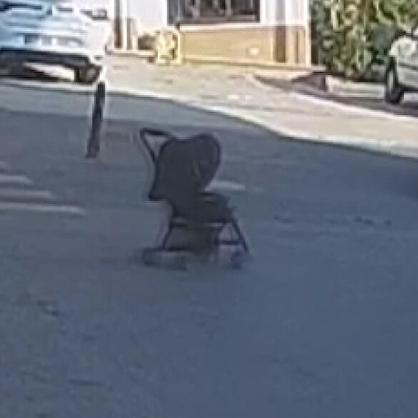 Sinop'ta yokuş aşağı kayan bebek arabası bahçeye düştü