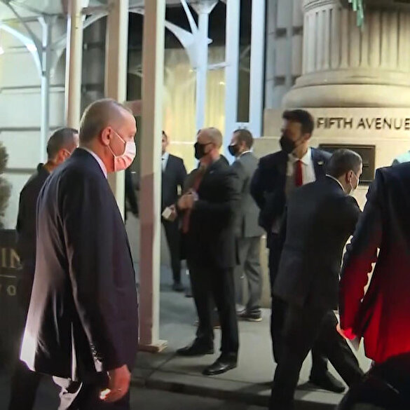 Cumhurbaşkanı Erdoğan'a New York'ta yoğun ilgi: Kaldığı otelin önüne gelen Türklerle selamlaştı