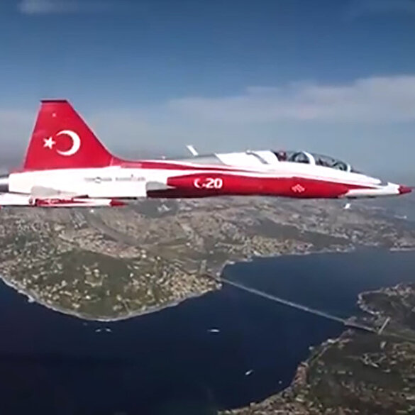Türk Yıldızları nefes kesen gösteriyi Ampute Milli Futbol takımına armağan etti