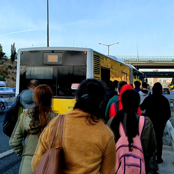 İETT'nin arıza geleneği sürüyor: Ataşehir'de balataları yanan otobüsün yolcuları başka otobüslere bindi