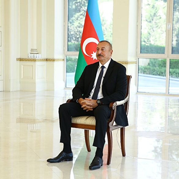 Aliyev işgalden kurtarılan topraklara ziyaretini anlatırken gözyaşlarını tutamadı