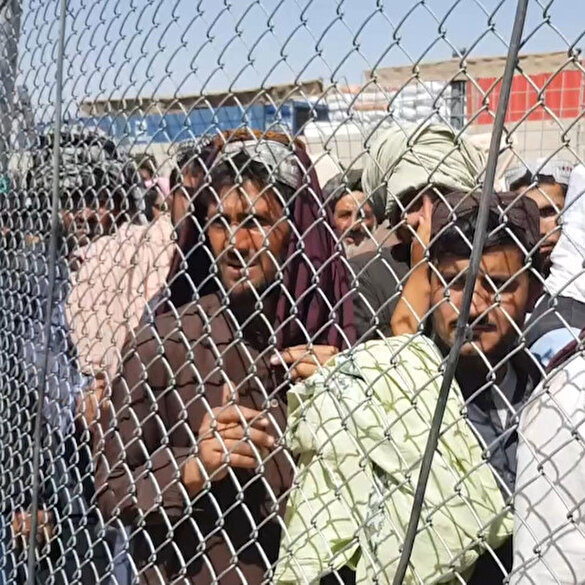 Pakistan’a geçmek isteyen binlerce Afgan sınır kapısında uzun kuyruklar oluşturdu