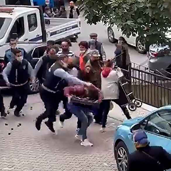 Kağıthane'de zabıta memurundan kendisine tekme atan seyyar satıcıya saldırı