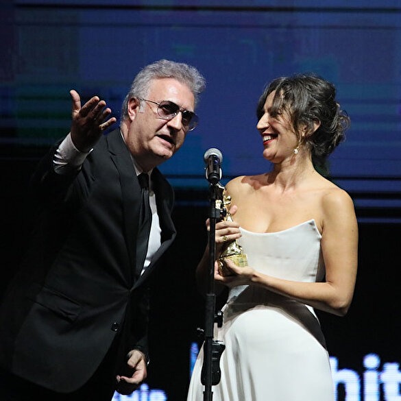 Altın Portakal'da konuşma süresi gerginliği: Nihal Yalçın'ın konuşması uzayınca Tamer Karadağlı ödülü kendisine uzattı