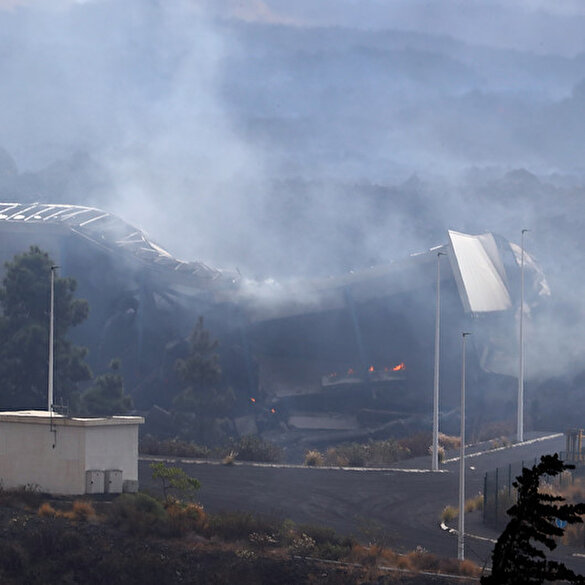 İspanya'da La Palma'da yanardağdan akan lav çimento fabrikasını yaktı