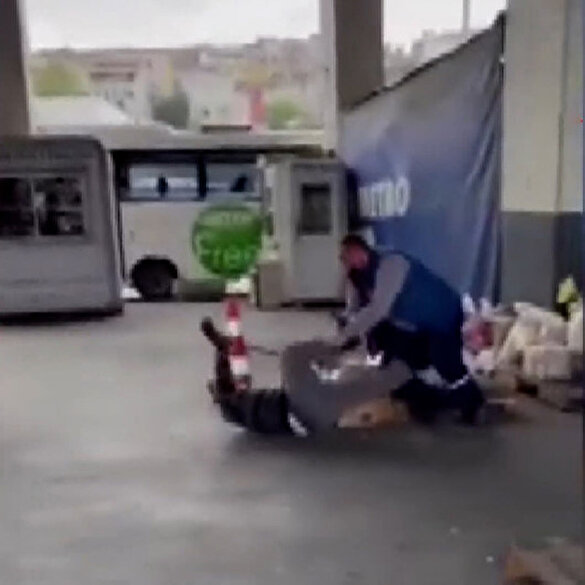 Kargosunun geç geldiğini iddia eden kişi kargocuya sopayla saldırdı