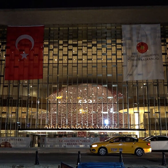 Taksim'deki AKM'nin ışıkları yakıldı