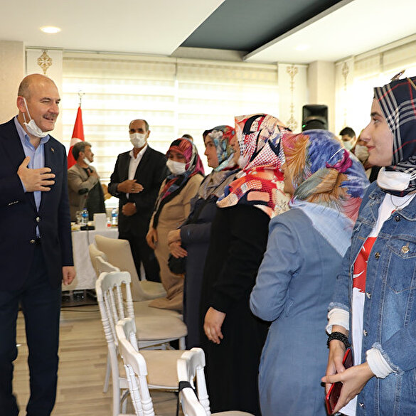 İçişleri Bakanı Soylu evlat nöbetindeki annelerle bir araya geldi