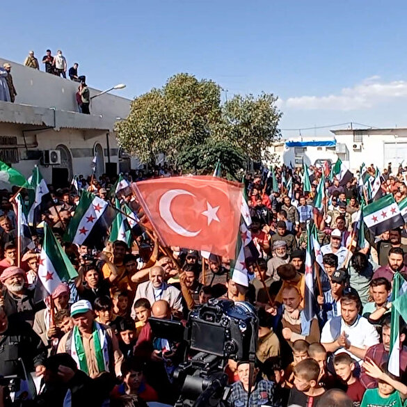 Halepliler terör örgütü YPG/PKK ile Esed rejimini protesto etti