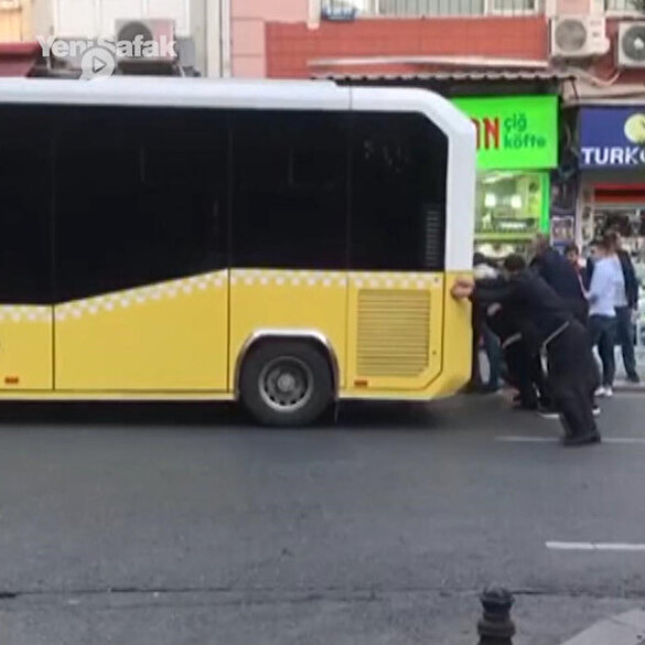 Fatih'te arızalanan İETT otobüsü vatandaşlar tarafından 300 metre itildi