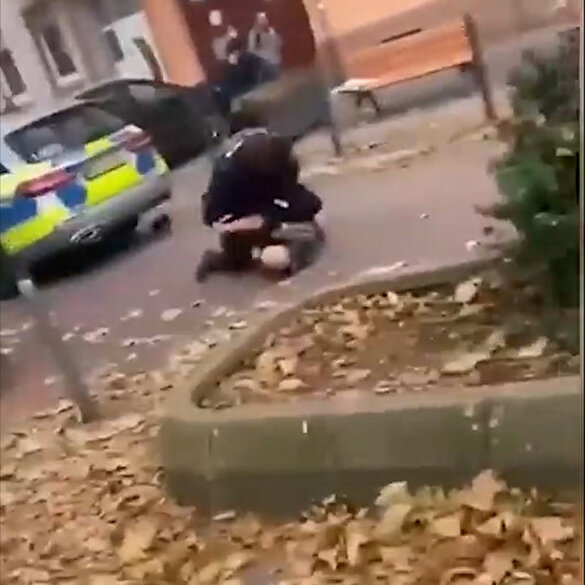 Almanya'da polis şiddeti: Genci yere yatırıp defalarca yumrukladılar