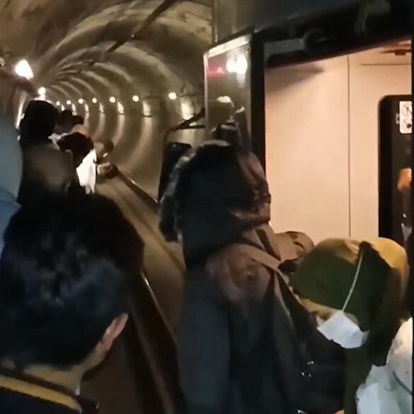 Metro arızası vatandaşlara zor anlar yaşattı: Duraklar arasında yürüdüler