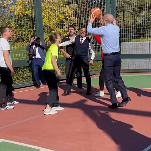 Cumhurbaşkanı Erdoğan Ümraniye'de gençlerle basketbol oynadı