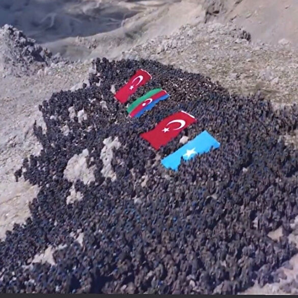 Mehmetçik 'Komando Marşı' eşliğinde Davraz Dağı'na tırmanarak şehitleri andı