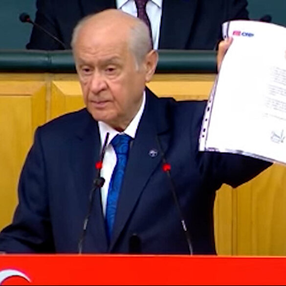 Devlet Bahçeli Kılıçdaroğlu'nun gönderdiği mektubu gösterdi: Bu mektup 5 Kasım skandalı olarak tarihe geçecektir