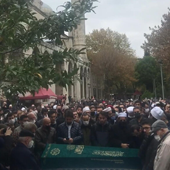 Usta şair Sezai Karakoç'un naaşı dualar eşliğinde Şehzadebaşı Camisi'ne getirildi
