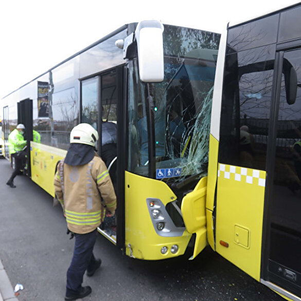 Üsküdar'da iki İETT otobüsü birbiriyle çarpıştı: 1 şoför yaralandı