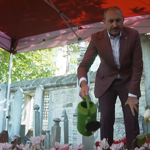 Adalet Bakanı Gül merhum şair ve yazar Sezai Karakoç'un kabrini ziyaret etti