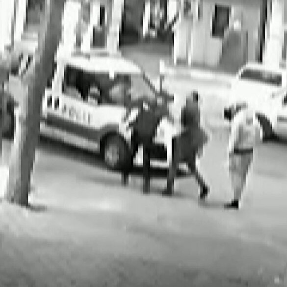 İzmir'de polisi sırtından bıçaklayan saldırgan kamerada