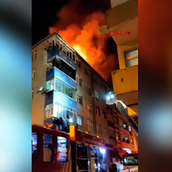 Bağcılar'da bir binanın çatısında çıkan yangını paniğe sebep oldu