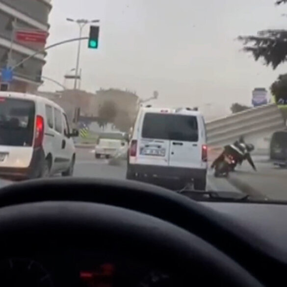 Şiddetli fırtınada yola uçan parça motokuryenin üzerine düştü