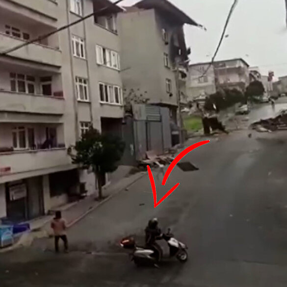 Avcılar’da binanın çatısı yola uçtu: Motosikletli kaçmak yerine izledi