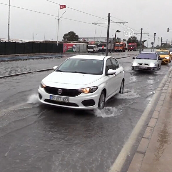 İzmir'de yollar göle döndü: Fırtına nedeniyle denizin taştığı anlar kamerada