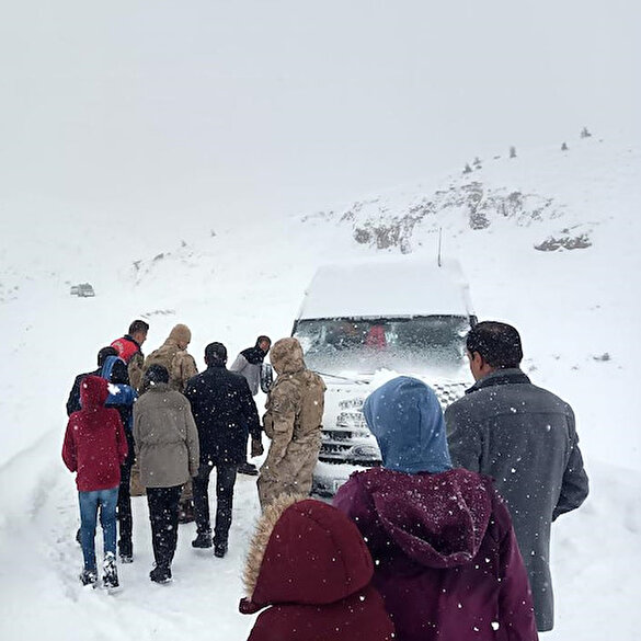Bitlis'te karda mahsur kalan öğrencilerin imdadına jandarma yetişti