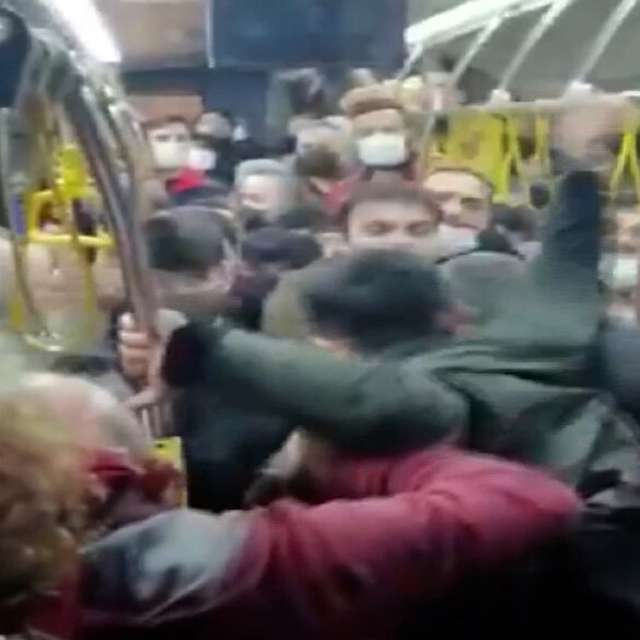 Otobüste 'çocuklar kalksın' kavgası: Ortalık ringe döndü
