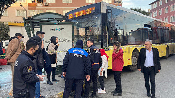 Eyüpsultan'da İETT otobüsü durağa daldı