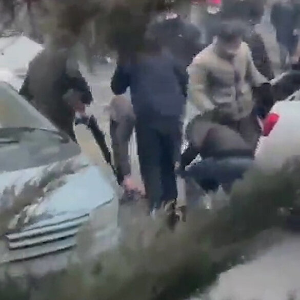 Kazakistan'da tehlikeli provokasyon: Plakasız araçlardan göstericilere silah dağıtıldığı anlar kamerada