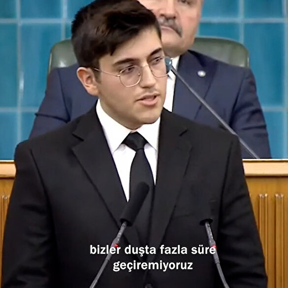 Deniz Barış Çatal, indossato sul podio da Akşener: Non puoi stare sotto la doccia a lungo