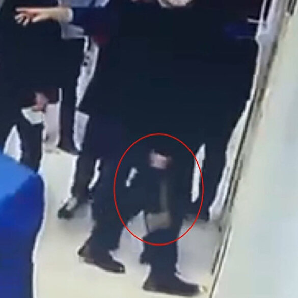 Gaziosmanpaşa'da öfkelenen veli eline balta alarak okula geldi