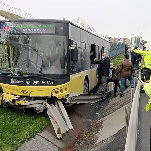 Sefaköy'deki İETT otobüsü kazasında yolcular camlar kırılarak tahliye edilebildi: 6 yolcu yaralı