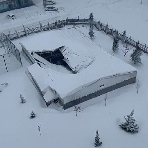 Kar ağırlığına dayanamayan çatı büyük bir gürültüyle çöktü: Görevli canını saniyelerle kurtardı