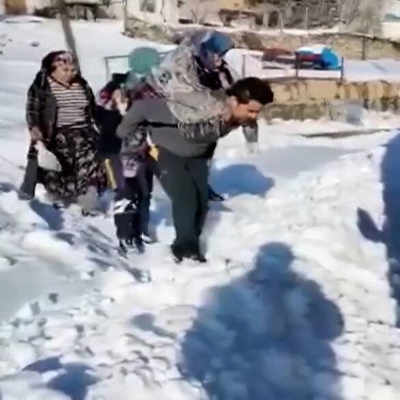 Adıyaman’da 112 çalışanı hastayı sırtında taşıdı