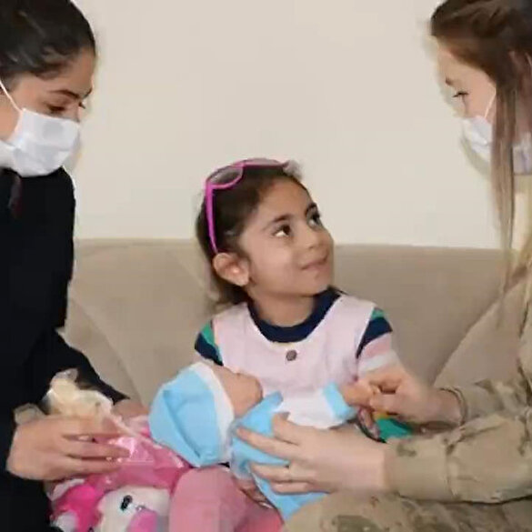 Jandarmadan Elazığ depreminde enkaz altından çıkarılan Yüsra'ya ziyaret