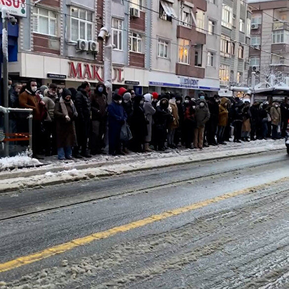 Vatandaşlar seferlerin azlığına isyan etti: Tramvay durakları doldu taştı
