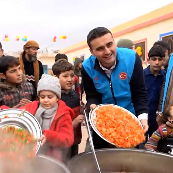 CZN Burak İdlib'de savaş mağduru çocuklar için yemek pişirdi