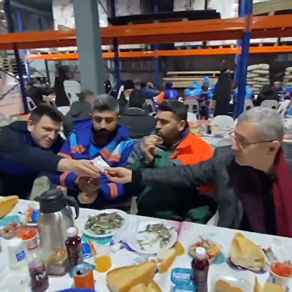 Belediye Başkanı Hilmi Türkmen karda mesai yapan personelle balık yedi: Üsküdar’ımızın gönül elçileri