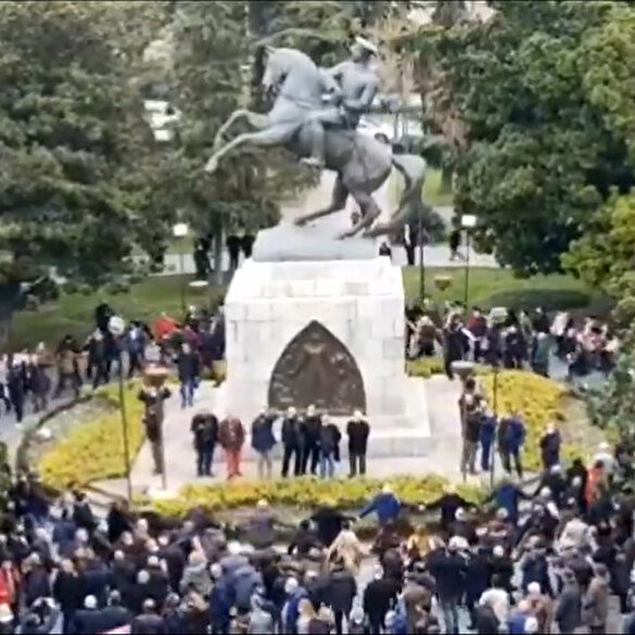 Samsun'da ilginç görüntüler: Atatürk Anıtı etrafında dönmeye başladılar