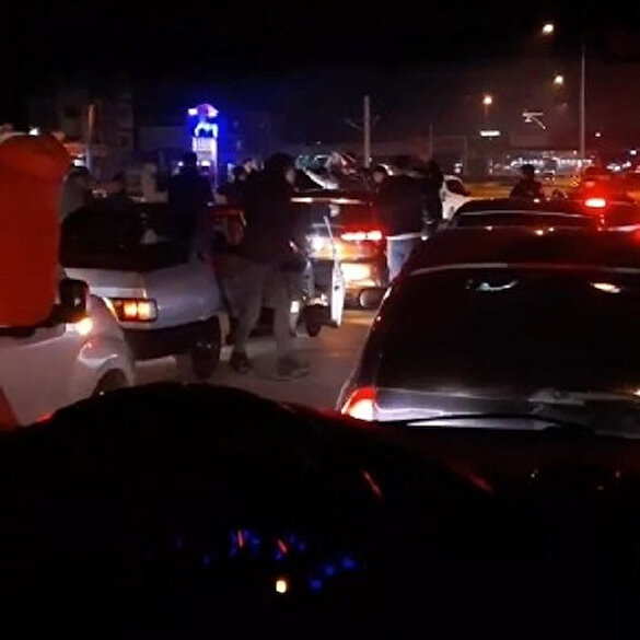 Bursa’da magandalar yolu trafiğe kapatıp eğlendi
