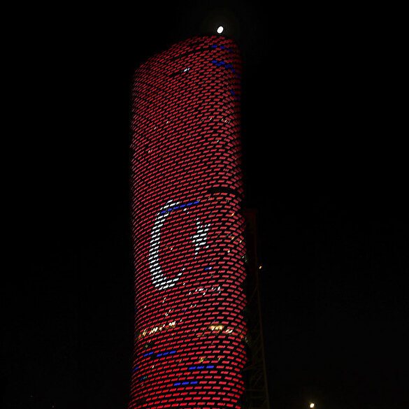 Abu Dabi'nin sembol binasına Türk bayrağı yansıtıldı