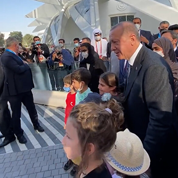 Cumhurbaşkanı Erdoğan'a Dubai'de çocuklardan samimi karşılama