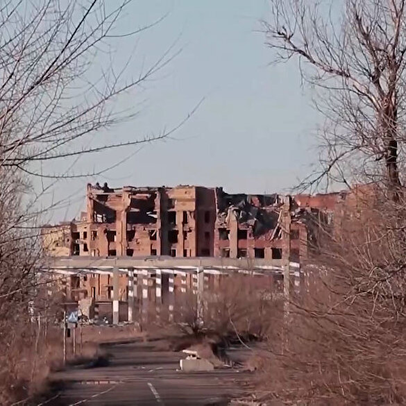 Donetsk'te okul ve binalar bombalandı