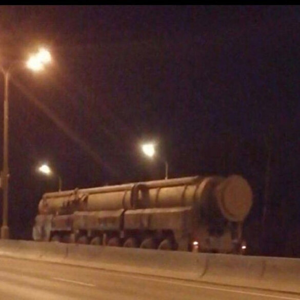 Rusya’nın Topol-M balistik füzesi Moskova yollarında görüntülendi