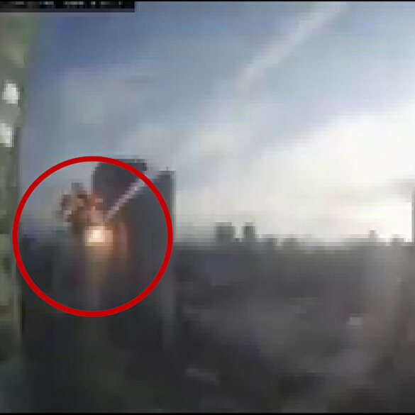 Kiev'de Rus füzesinin binayı vurma anı kamerada