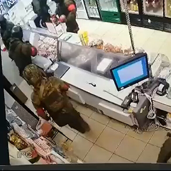 Rus askerleri Ukrayna'da marketleri yağmaladı
