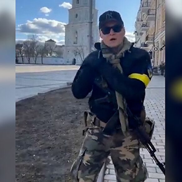 Ukrayna'nın en popüler şarkıcısı Andriy Khlyvnyuk silahını alıp direnişe katıldı